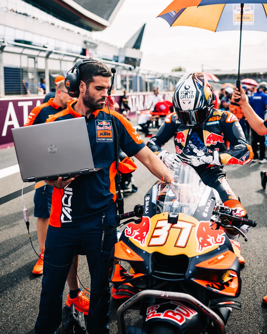 Adri Castilla con su portátil delante de Pedro Acosta sobre la moto de MotoGP