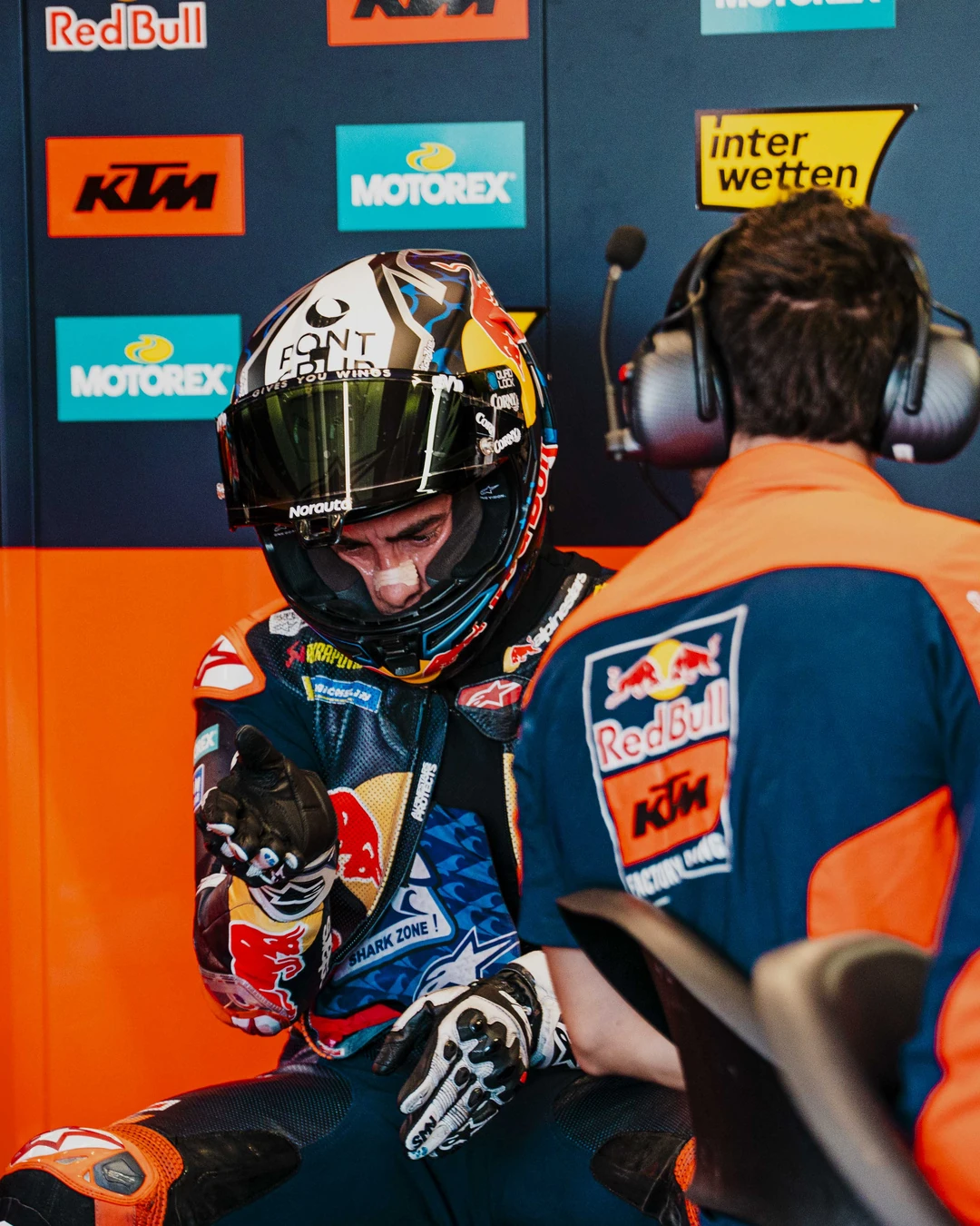Trabajo y conversación técnica en el box de MotoGP