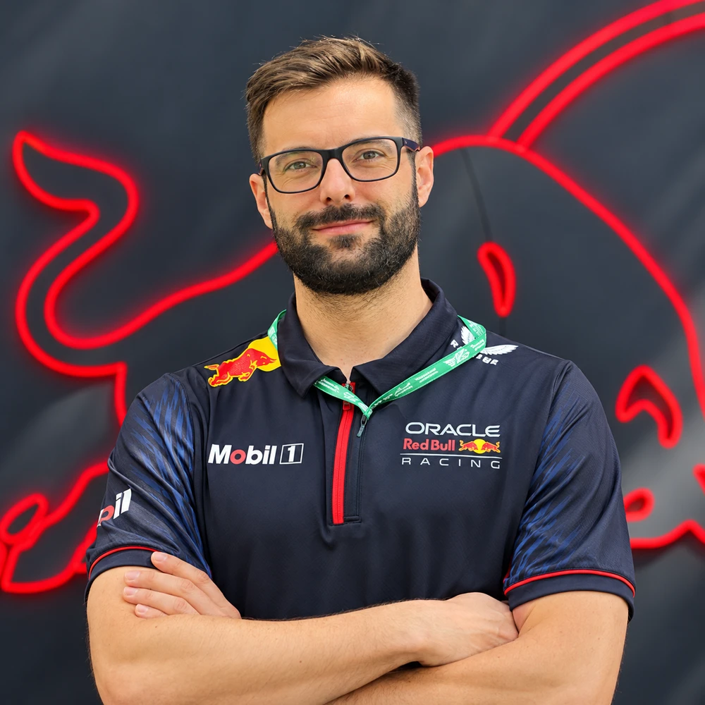 Pablo Terroba con ropa de Oracle Red Bull Racing