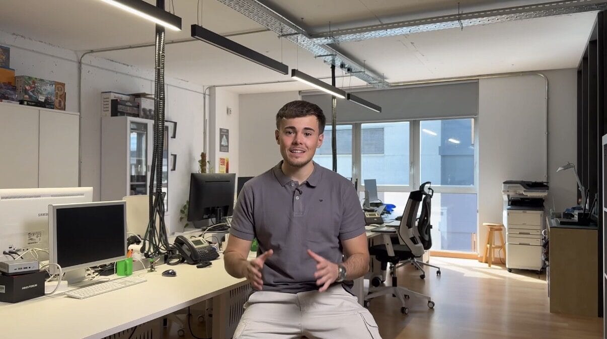 Alex en la oficina de Xatet Agency