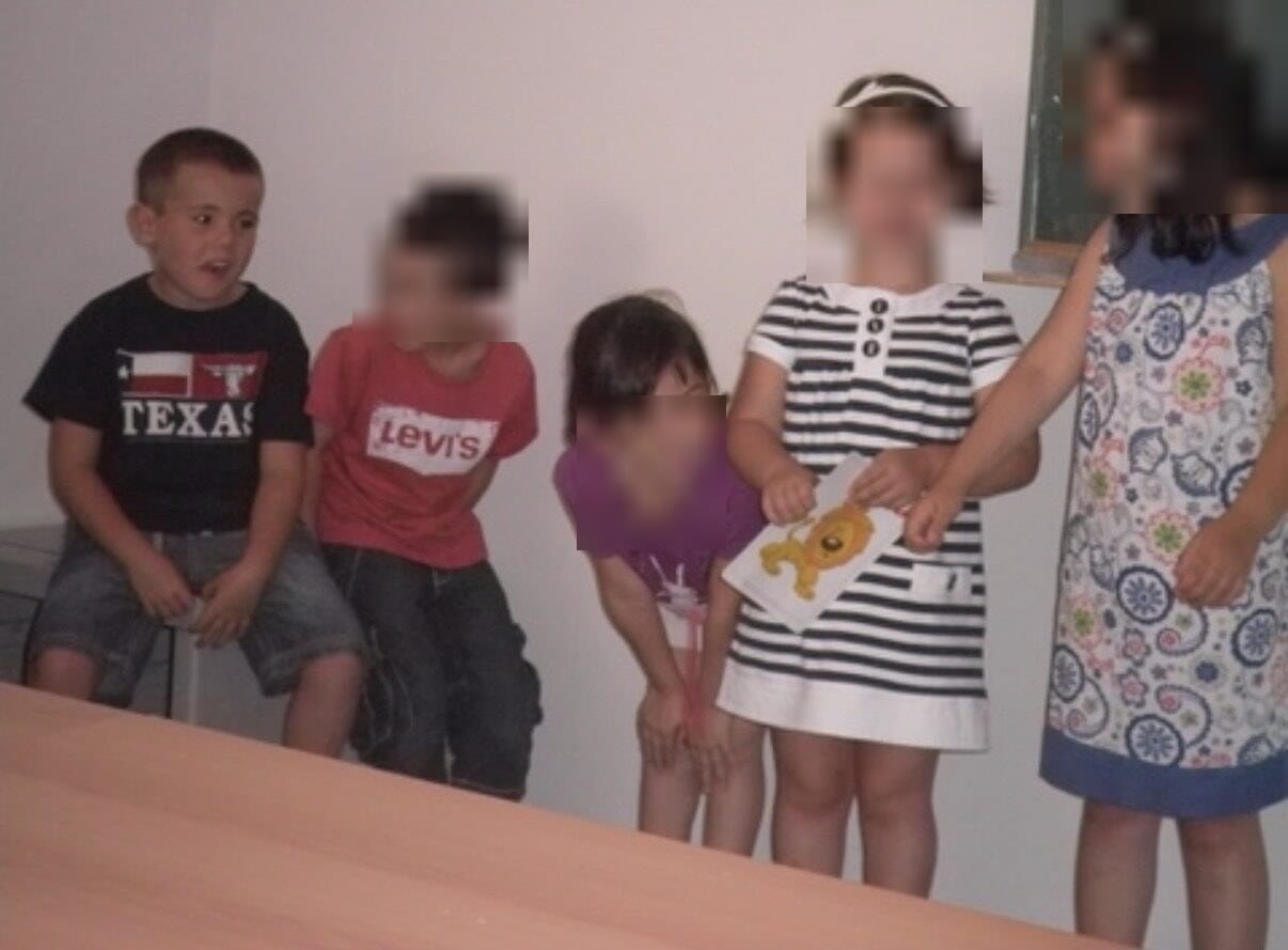 Alex de pequeño en el colegio con sus compañeros de clase