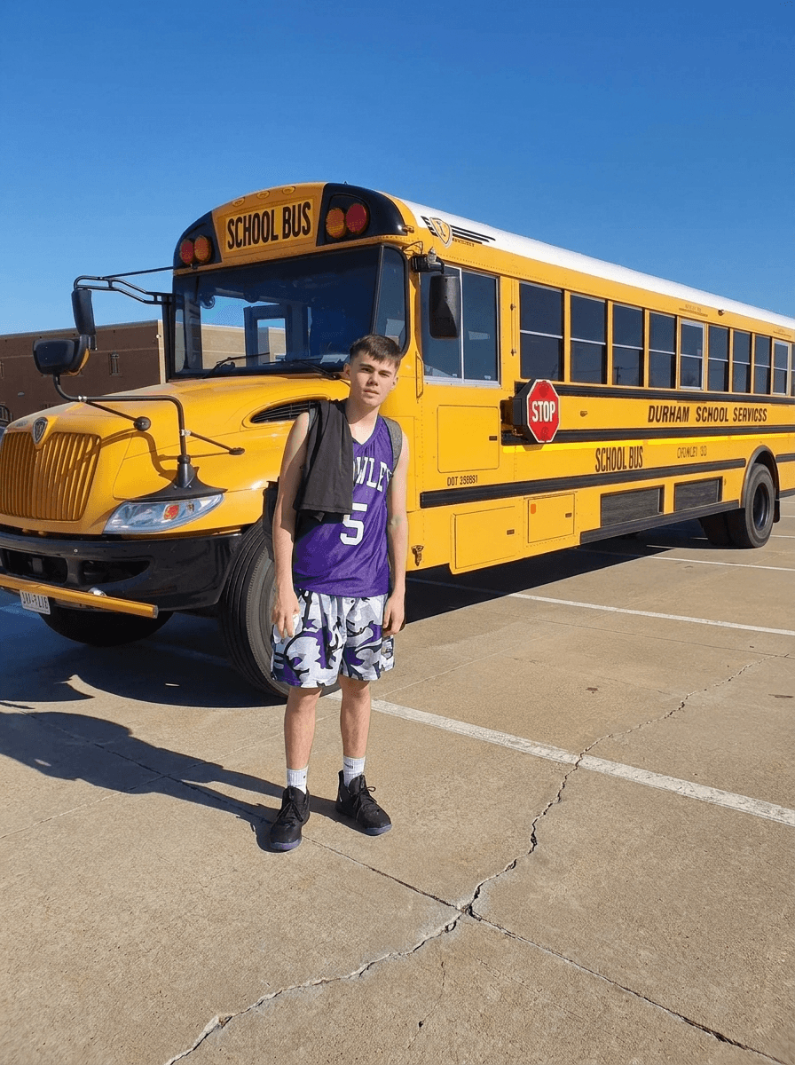 Alex de niño frente a un autobús escolar en Texas, Estados Unidos