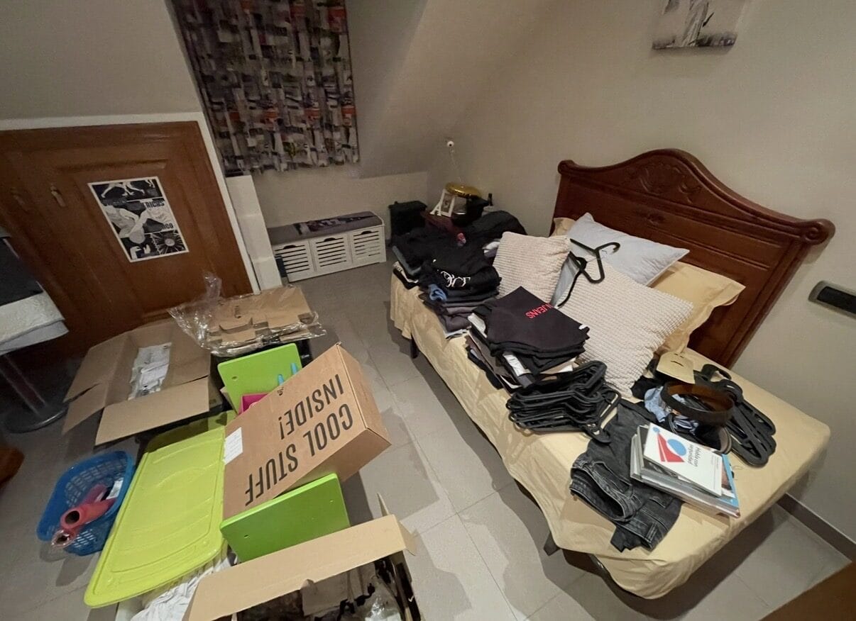 Habitación llena de cajas y ropa durante la mudanza a Andorra