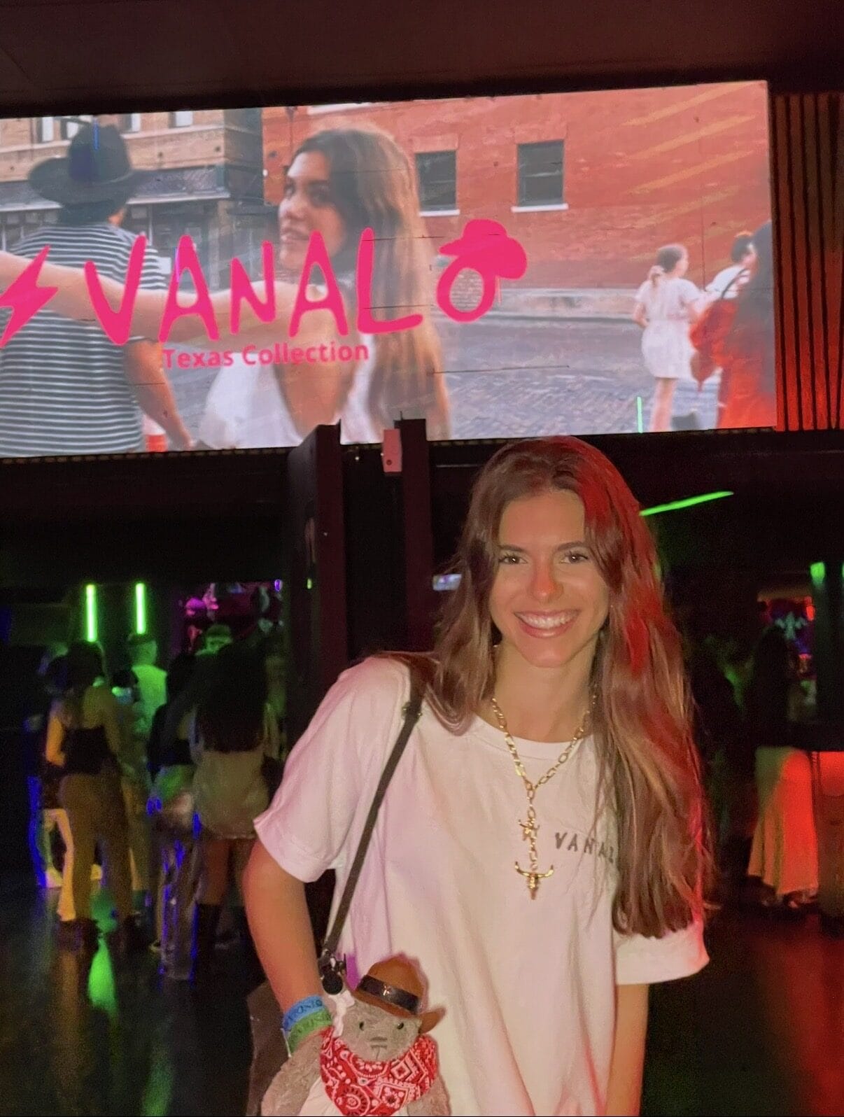 Patri en un evento de Vanalo, con la marca proyectada en pantalla
